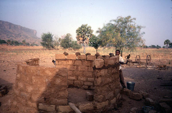 035_AdiaBuildingHouse
